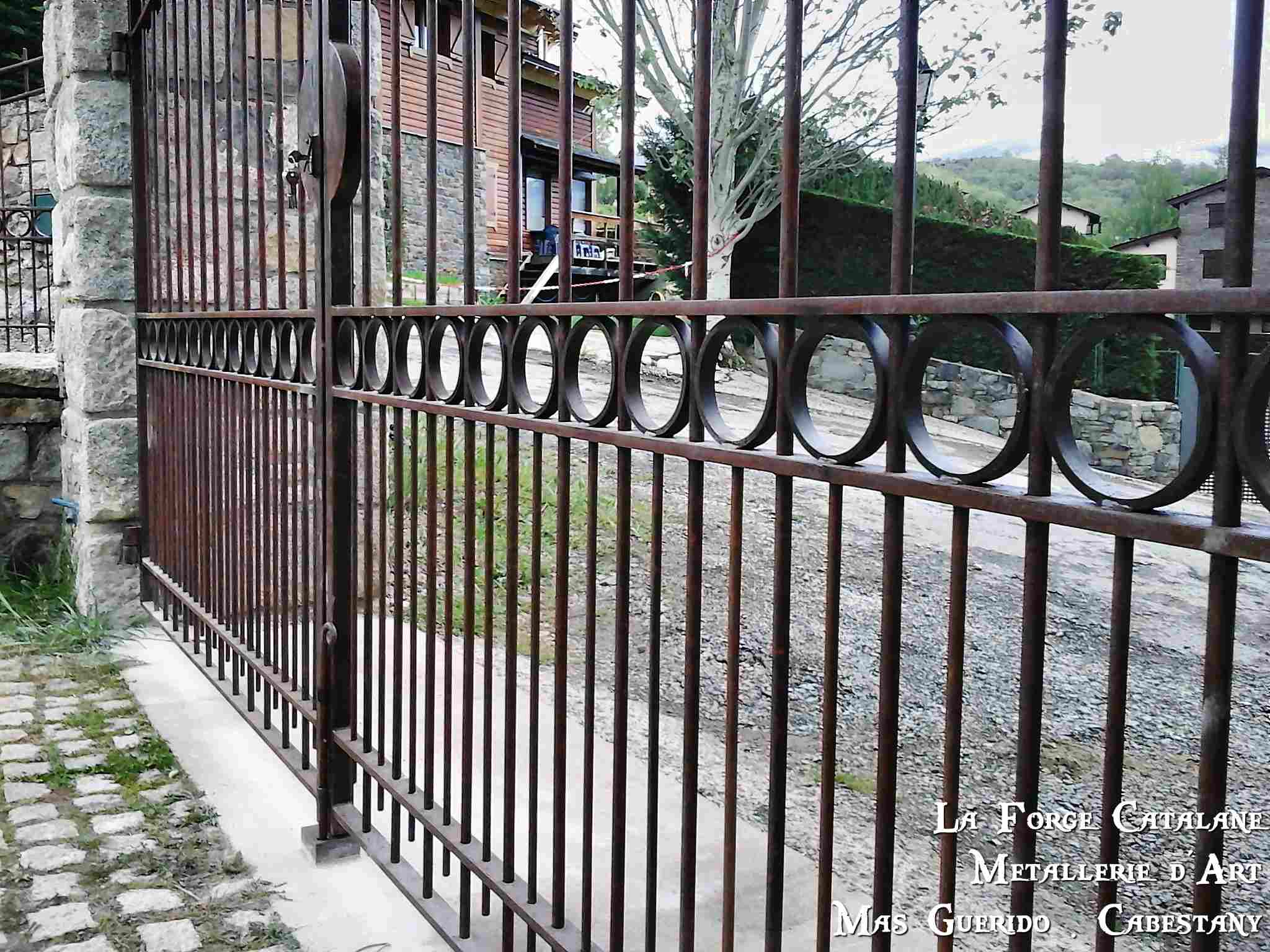 portail 2 vantaux rouille vernis motifs ronds forge catalane 3.jpg